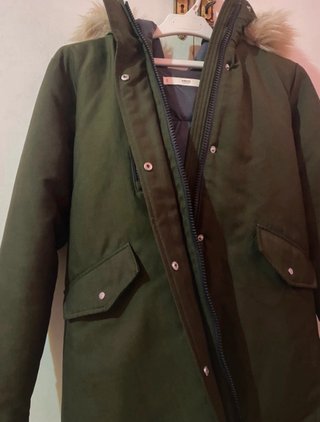 Chaquetón verde con capucha y pelo