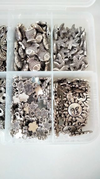 FAI DA TE Scatola con charms e perline in metallo