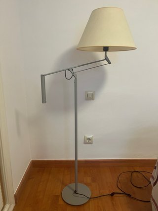 Lámpara de pie moderna de metal