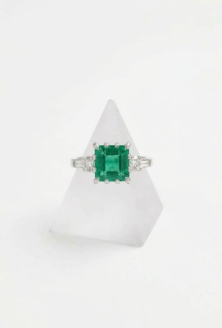 Anillo de Oro Blanco con Esmeralda y Brillantes