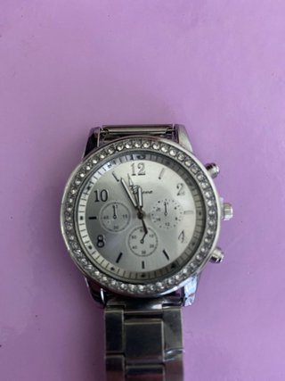 Reloj de pulsera plateado con pedrería