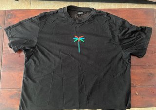 Camiseta Negra con Estampado de Palmera