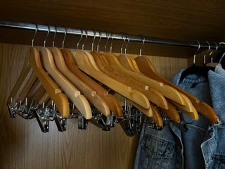13 perchas de madera con pinzas