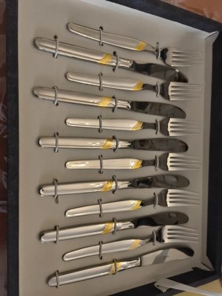 Cubertería de metal dorada y plateada