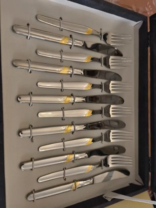 Cubertería de metal dorada y plateada