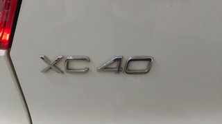 Volvo XC40 T2 Momentum Pro Auto 95 kW (129 CV)