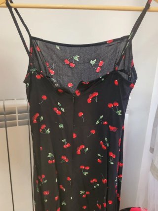 Vestido negro con estampado de cerezas