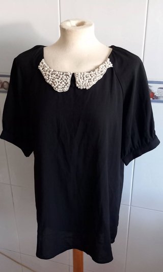 Blusa negra con cuello pedrería T.44
