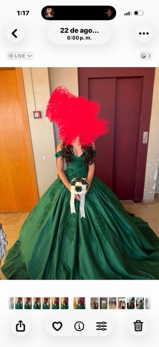 Vestido de 15 años Verde Esmeralda con su Armador