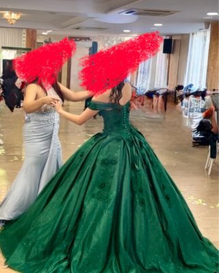 Vestido de 15 años Verde Esmeralda con su Armador