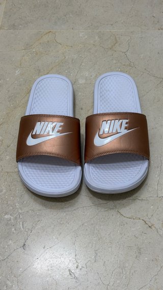 Chanclas Nike Benassi JDI Bronce talla 40.5 (EUR)