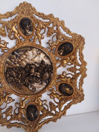 Plato decorativo bronce figuras talladas