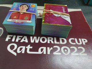 Vendo 250 cromos Panini Mundial Qatar 2022