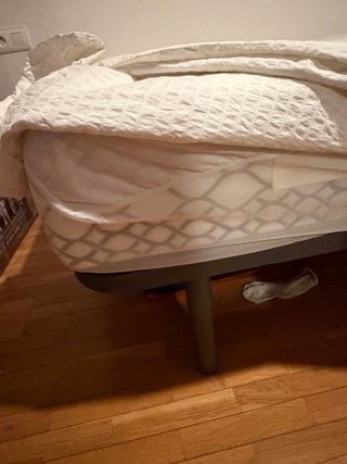 Cama con estructura y colchón