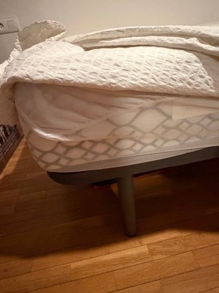 Cama con estructura y colchón