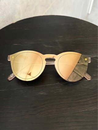Gafas de sol doradas y beige