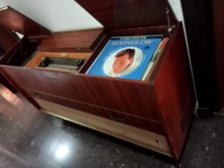 Mueble vintage con radio