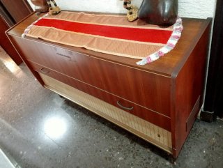 Mueble vintage con radio