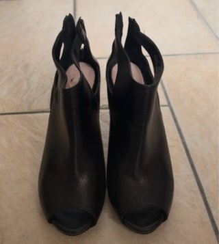 Tacchi in pelle neri peep toe