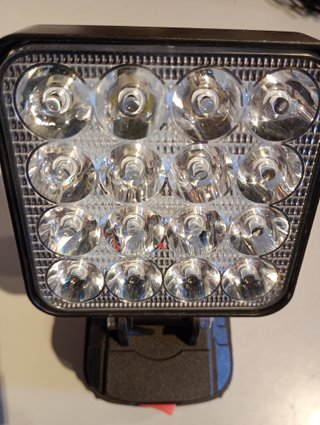 Foco LED con 2 Puertos USB para Batería