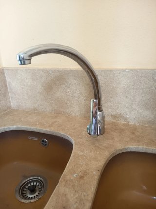 Grifo de cocina marca Teka.