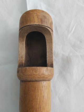 Corchador manual antiguo de madera