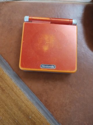 Nintendo Game Boy Advance SP, roja.