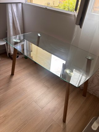 Mesa de Cristal con Patas de Madera
