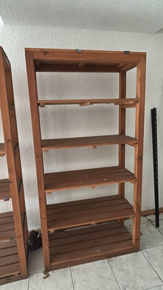 Estanterías de madera marrones