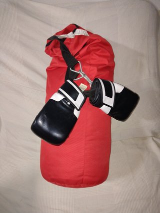Saco de Boxeo Rojo con Guantes