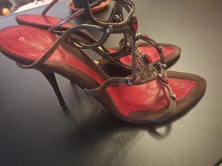 Sandalias con detalles ornamentales