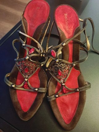 Sandalias con detalles ornamentales