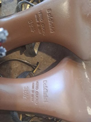 Sandalias con detalles ornamentales