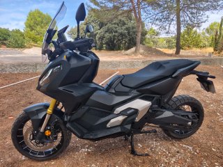 Honda X-ADV 750 Negra y Dorada