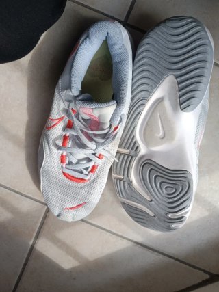 Scarpe Nike bianche e rosse taglia 41