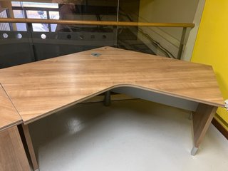 4 Tavolo ufficio angolare