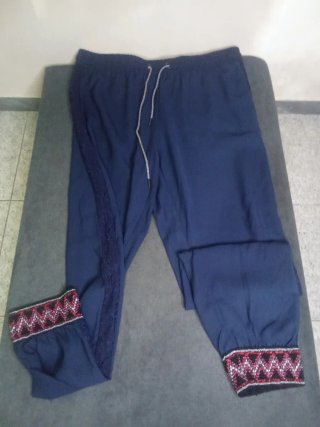 Pantalones Azules con Detalle Étnico