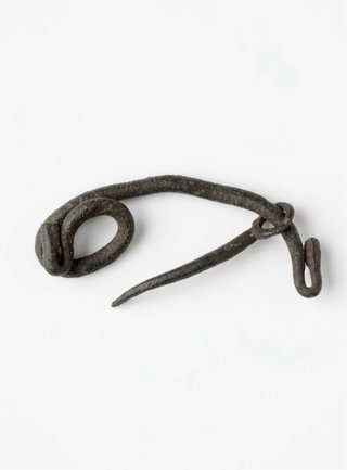 Fíbula primitiva edad de Bronce de Creta.original