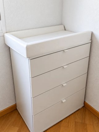 Cómoda VIHALS Ikea con cambiador
