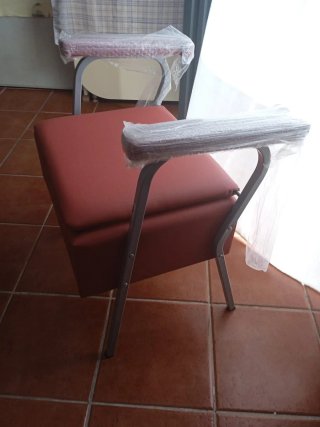 Silla orinal de asiento acolchado con brazos
