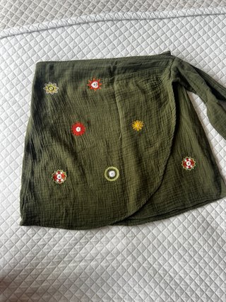 Falda verde con bordados florales