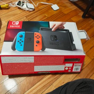 Nintendo Switch con Joy-Con extra, SD y funda.