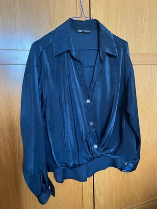 Blusa Zara satinada azul marino NUEVA