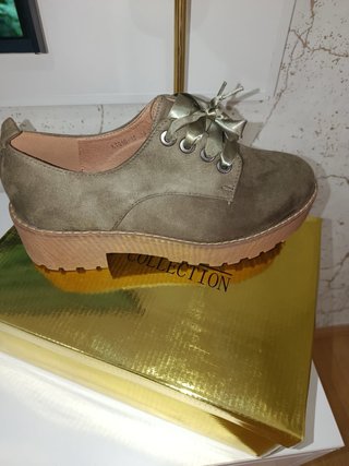 Zapatos planos verdes con lazo