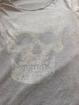 Camiseta Gris con Calavera ONLY