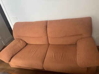 Sillón de tela color naranja