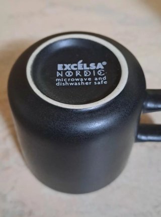 Tazza e tazzina in porcellana opaca colore nero