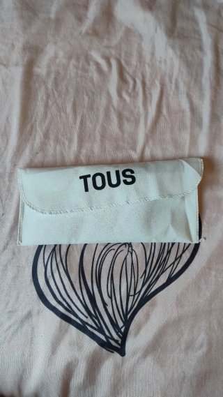 Funda de gafas Tous beige/blanca.