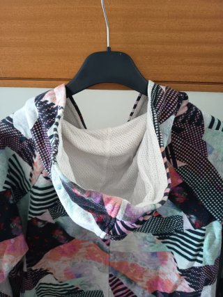 Camisola com Capuz Estampada