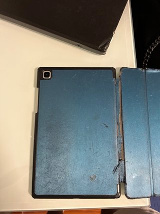 Tablet beige y negra con funda